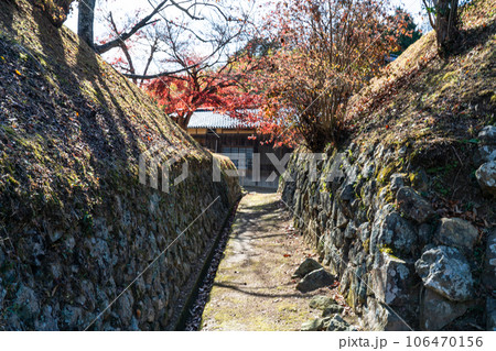 初冬の八塔寺ふるさと村　石垣の路地と八塔寺山荘　岡山県備前市吉永町 106470156