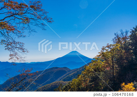 （山梨県）池の茶屋林道から望む、富士山　秋 106470168