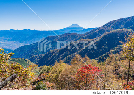 （山梨県）池の茶屋林道から望む、富士山　秋 106470199
