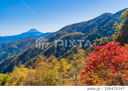 (山梨県)池の茶屋林道から望む、富士山 秋 (山梨県)池の茶屋林道から望む、富士山 秋 106470347