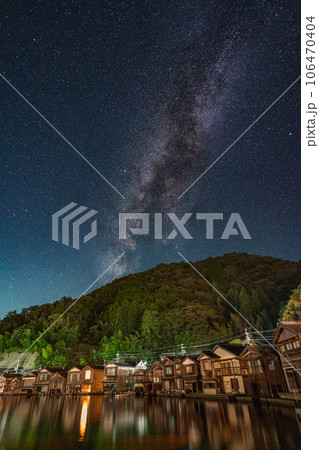 伊根の舟屋と満点の星空 伊根の舟屋と満点の星空 106470404