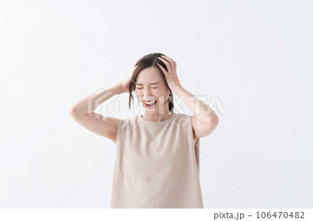 頭を抱える女性 106470482
