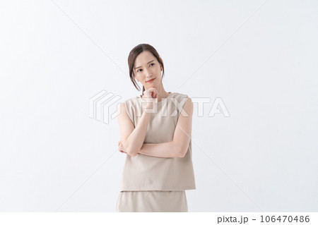 悩む女性 106470486