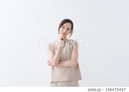 悩む女性 106470487