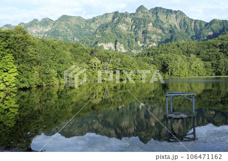 戸隠高原、戸隠連峰と鏡池、湖面に映った戸隠連峰 戸隠高原、戸隠連峰と鏡池、湖面に映った戸隠連峰 106471162