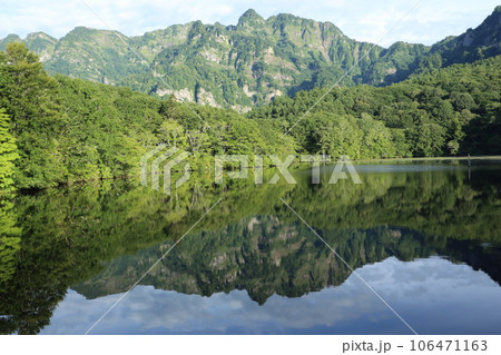 戸隠高原、戸隠連峰と鏡池、湖面に映った戸隠連峰 戸隠高原、戸隠連峰と鏡池、湖面に映った戸隠連峰 106471163