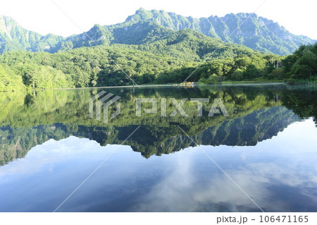 戸隠高原、戸隠連峰と鏡池、湖面に映った戸隠連峰 106471165