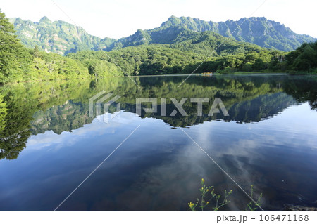 戸隠高原、戸隠連峰と鏡池、湖面に映った戸隠連峰 戸隠高原、戸隠連峰と鏡池、湖面に映った戸隠連峰 106471168