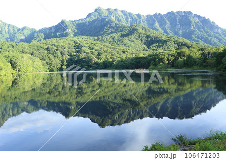 戸隠高原、戸隠連峰と鏡池、湖面に映った戸隠連峰 戸隠高原、戸隠連峰と鏡池、湖面に映った戸隠連峰 106471203