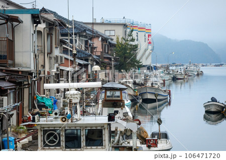 家の裏に漁船が並ぶ運河 吉原入江(京都府舞鶴市) 家の裏に漁船が並ぶ運河 吉原入江(京都府舞鶴市) 106471720