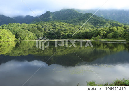 戸隠高原、戸隠連峰と鏡池、湖面に映った戸隠連峰 戸隠高原、戸隠連峰と鏡池、湖面に映った戸隠連峰 106471816