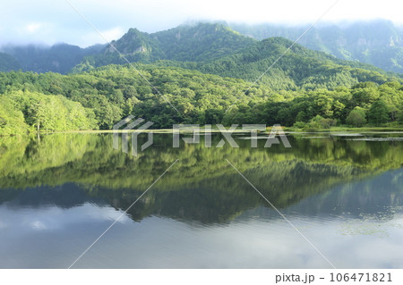 戸隠高原、戸隠連峰と鏡池、湖面に映った戸隠連峰 106471821