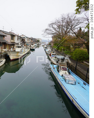 家の裏に漁船が並ぶ運河 吉原入江(京都府舞鶴市) 家の裏に漁船が並ぶ運河 吉原入江(京都府舞鶴市) 106471832