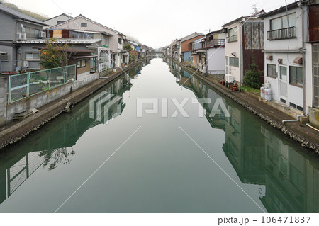 家の裏に漁船が並ぶ運河 吉原入江(京都府舞鶴市) 家の裏に漁船が並ぶ運河 吉原入江(京都府舞鶴市) 106471837