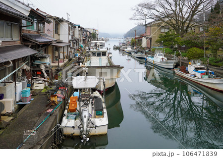 家の裏に漁船が並ぶ運河 吉原入江(京都府舞鶴市) 家の裏に漁船が並ぶ運河 吉原入江(京都府舞鶴市) 106471839