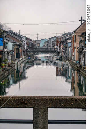 家の裏に漁船が並ぶ運河 吉原入江(京都府舞鶴市) 家の裏に漁船が並ぶ運河 吉原入江(京都府舞鶴市) 106471842