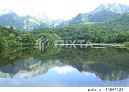 戸隠高原、戸隠連峰と鏡池、湖面に映った戸隠連峰 106471854