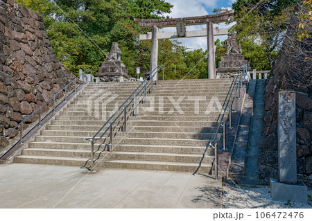 山梨 武田神社（躑躅ヶ崎館跡）参道の風景 106472476