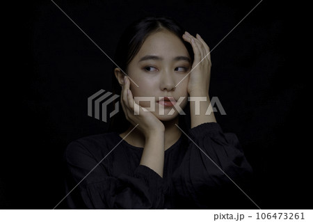 黒背景の若い女性のポートレート 黒背景の若い女性のポートレート 106473261