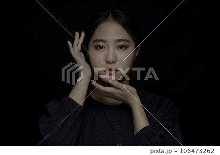 黒背景の若い女性のポートレート 黒背景の若い女性のポートレート 106473262