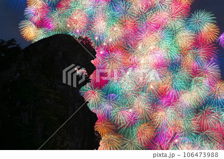 世界遺産　獅子岩に上がる彩色千輪　 熊野大花火大会 106473988