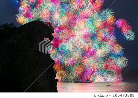 世界遺産　獅子岩に上がる彩色千輪　 熊野大花火大会 106473989