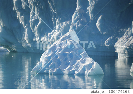 Paradise bay glaciers and mountains, peninsula, Antartica.. 106474168