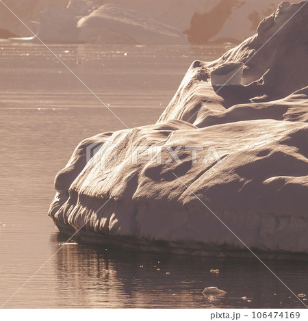Paradise bay glaciers and mountains, peninsula, Antartica.. 106474169