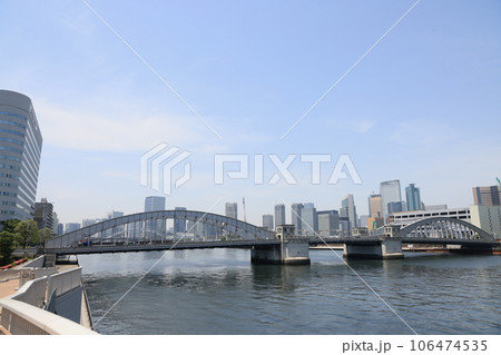 隅田川に架かる名橋勝鬨橋の風景 106474535