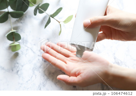 ハンドクリームを塗る手元 ハンドクリームを塗る手元 106474612