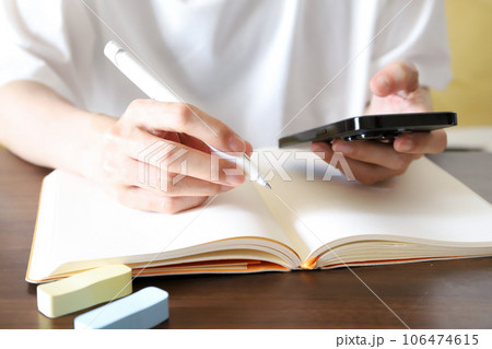 ノートとスマホ　ビジネスイメージ 106474615