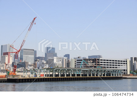 解体工事の進む東京都中央区の旧築地市場の建物 解体工事の進む東京都中央区の旧築地市場の建物 106474734