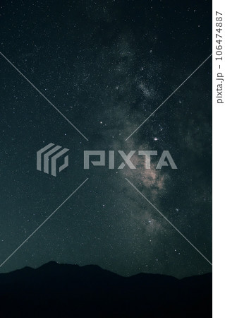 北杜市白州町、南アルプス鳳凰三山の山並みの上に天の川 北杜市白州町、南アルプス鳳凰三山の山並みの上に天の川 106474887