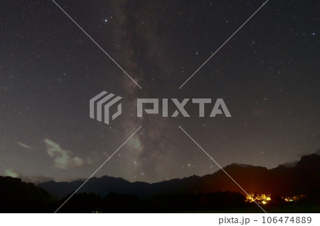 北杜市白州町、南アルプスの山並みの上に天の川とさそり座 北杜市白州町、南アルプスの山並みの上に天の川とさそり座 106474889