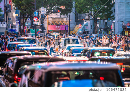 日本の東京都市景観 6県減↓。外国人続々…車も大混雑。マスク無し…感染爆発はない＝8月29日、渋谷 106475025
