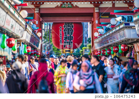日本の東京都市景観 6県減↓。猛烈な暑さ続く…外国人で賑わう浅草寺。マ無し…感染爆発はない=29日 日本の東京都市景観 6県減↓。猛烈な暑さ続く…外国人で賑わう浅草寺。マ無し…感染爆発はない=29日 106475243