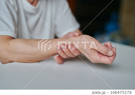 手首を押さえるシニア女性 106475278