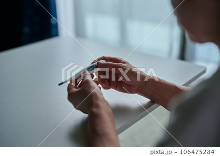 体温計で熱を測るシニア女性 106475284