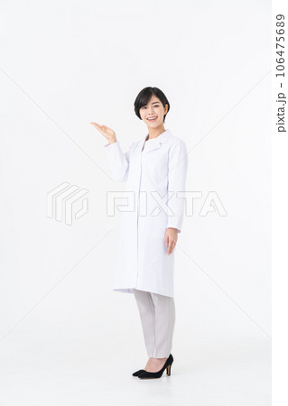 白バックで立つ白衣の若い女性 白バックで立つ白衣の若い女性 106475689