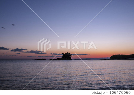 海の夕焼けとすずめ島 あづり浜の夕景 伊勢志摩の風景 伊勢志摩観光スポット 夕日の名所 海の夕焼けとすずめ島 あづり浜の夕景 伊勢志摩の風景 伊勢志摩観光スポット 夕日の名所 106476060