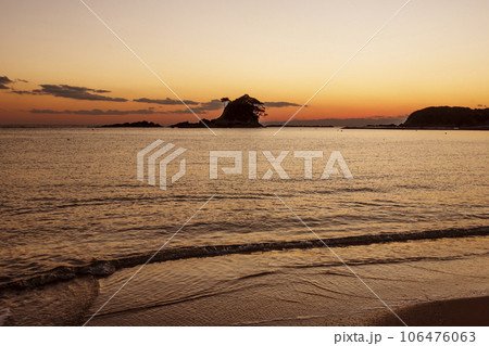 海の夕焼けとすずめ島　あづり浜の夕景　伊勢志摩の風景　伊勢志摩観光スポット　夕日の名所 106476063