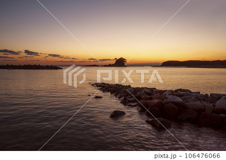 海の夕焼けとすずめ島　あづり浜の夕景　伊勢志摩の風景　伊勢志摩観光スポット　夕日の名所 106476066