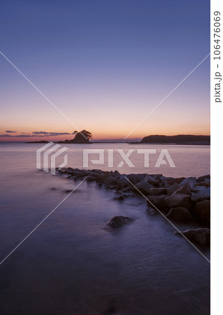 海の夕焼けとすずめ島　あづり浜の夕景　伊勢志摩の風景　伊勢志摩観光スポット　夕日の名所 106476069