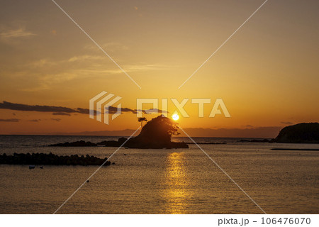 海に沈む夕日　あづり浜の夕日　伊勢志摩の風景　海の夕日とすずめ島　夕陽の名所　伊勢志摩観光スポット　ゴジラ島 106476070