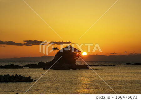 海に沈む夕日 あづり浜の夕日 伊勢志摩の風景 海の夕日とすずめ島 夕陽の名所 伊勢志摩観光スポット ゴジラ島 海に沈む夕日 あづり浜の夕日 伊勢志摩の風景 海の夕日とすずめ島 夕陽の名所 伊勢志摩観光スポット ゴジラ島 106476073