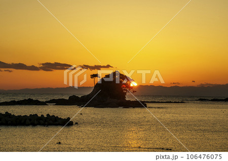 海に沈む夕日　あづり浜の夕日　伊勢志摩の風景　海の夕日とすずめ島　夕陽の名所　伊勢志摩観光スポット　ゴジラ島 106476075