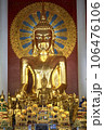 チェンマイの寺院 ワット・プラシンの黄金の仏像 106476106