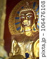 チェンマイの寺院 ワット・プラシンの黄金の仏像 106476108