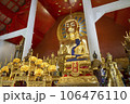 チェンマイの寺院 ワット・プラシンの黄金の仏像 106476110