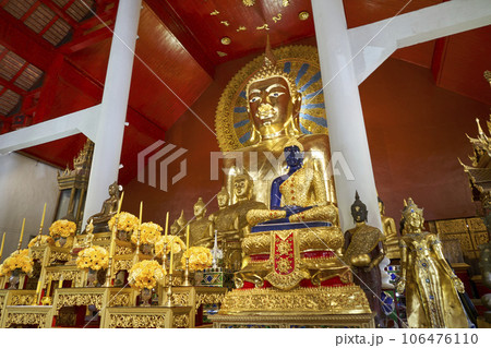 チェンマイの寺院 ワット・プラシンの黄金の仏像 106476110
